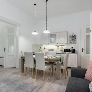 Apartment Perfect Day 3 -3 Bedr, 2 Bathrooms, Budapest