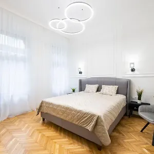 Apartment Luxurious 4bedrm 3bathrm W/ Balcony, Budapest